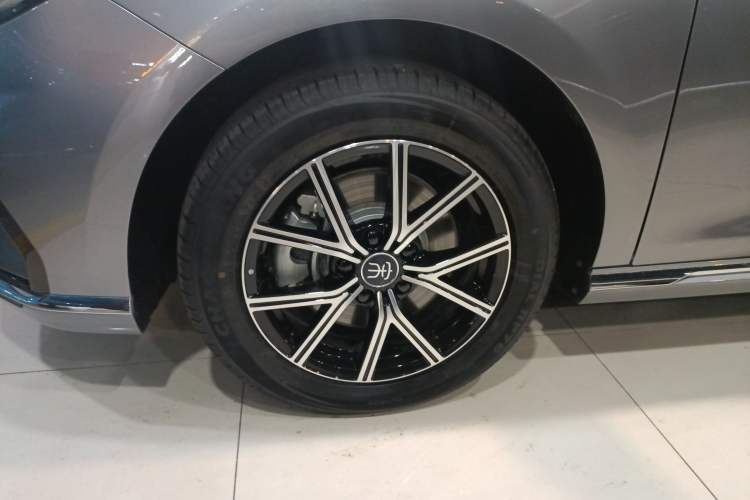 Used BYD Song MAX New Energy 2022 DM-i 105KM Flagship Model Left Front Wheel Hub