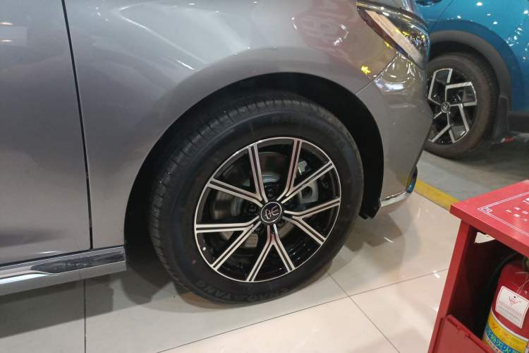 Used BYD Song MAX New Energy 2022 DM-i 105KM Flagship Model Right Front Wheel Hub