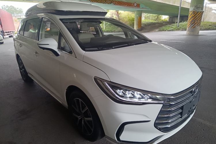 Used BYD Song MAX New Energy 2022 DM-i 105KM Executive Edition Front Right 45 Deg