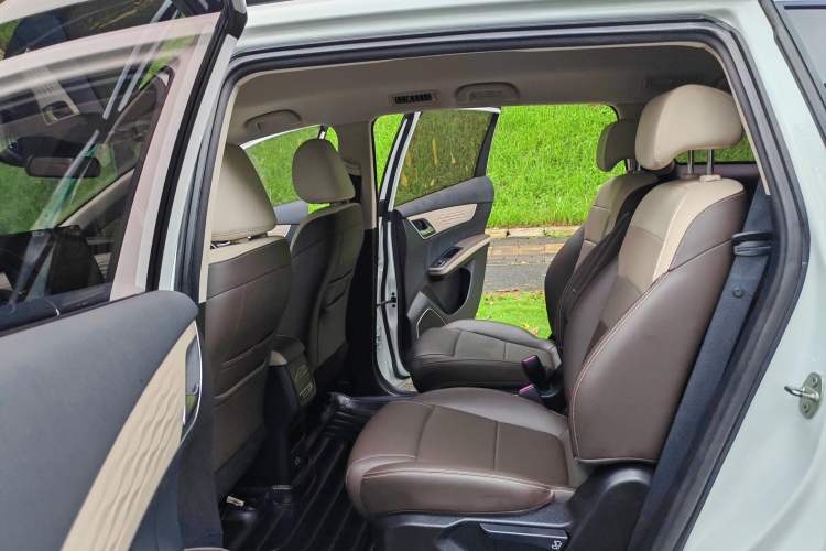 Used BYD Song MAX New Energy 2022 DM-i 105KM Executive Edition Interior 4