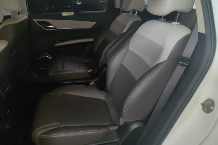 Used BYD Song MAX New Energy 2022 DM-i 105KM Executive Edition Interior 4
