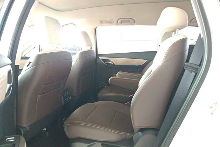 Used BYD Song MAX New Energy 2022 DM-i 105KM Executive Edition Interior 4