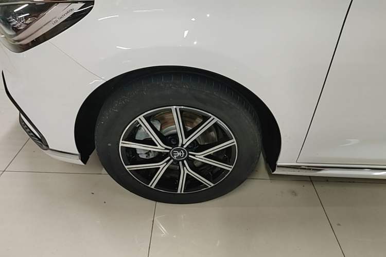 Used BYD Song MAX New Energy 2022 DM-i 105KM Prestige Model Left Front Wheel Hub