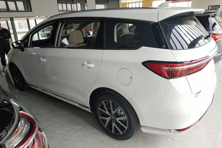 Used BYD Song MAX New Energy 2022 DM-i 105KM Flagship Model Left Side