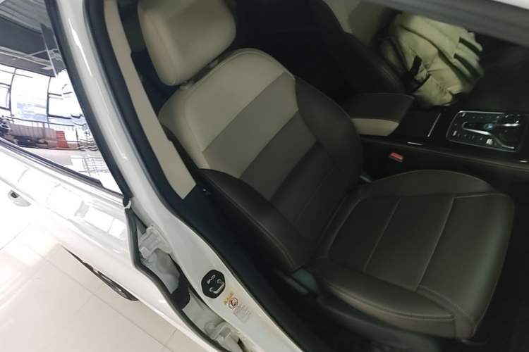 Used BYD Song MAX New Energy 2022 DM-i 105KM Prestige Model Right Front Seat