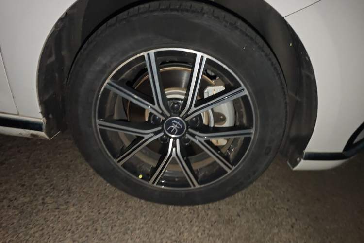 Used BYD Song MAX New Energy 2022 DM-i 105KM Flagship Model Right Front Wheel Hub