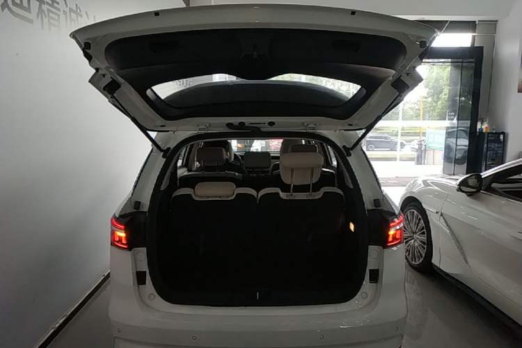 Used BYD Song MAX New Energy 2022 DM-i 105KM Flagship Model Trunk