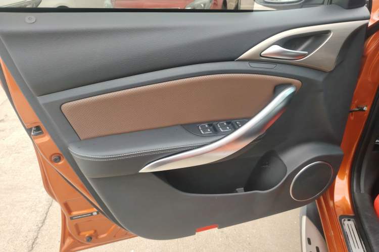 Used BYD Song New Energy 2017 Song DM 1.5TID All-Wheel Drive Luxury Model Interior 7