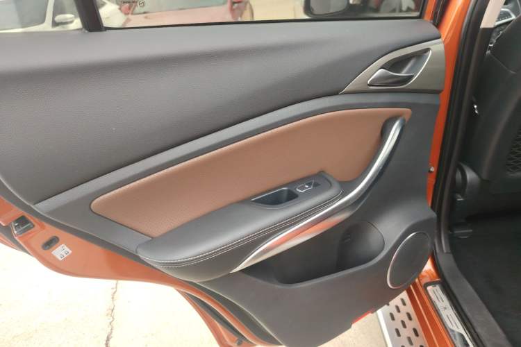 Used BYD Song New Energy 2017 Song DM 1.5TID All-Wheel Drive Luxury Model Interior 8