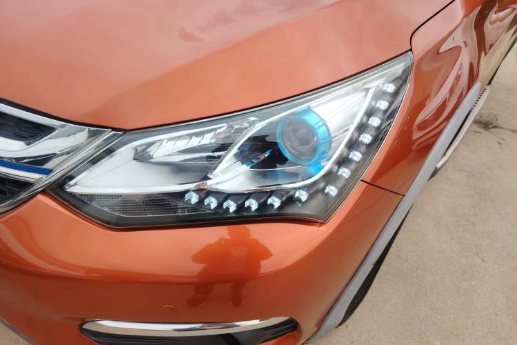 Used BYD Song New Energy 2017 Song DM 1.5TID All-Wheel Drive Luxury Model Left Front Headlight