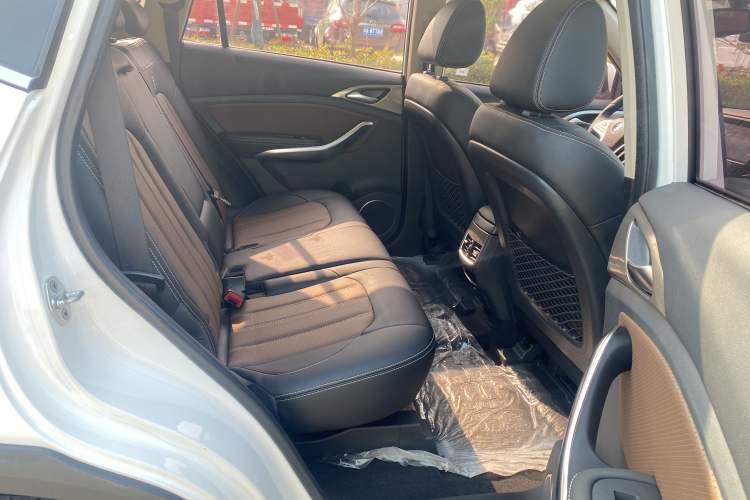 Used BYD Song New Energy 2017 Song DM 1.5TID All-Wheel Drive Prestige Model Interior 1