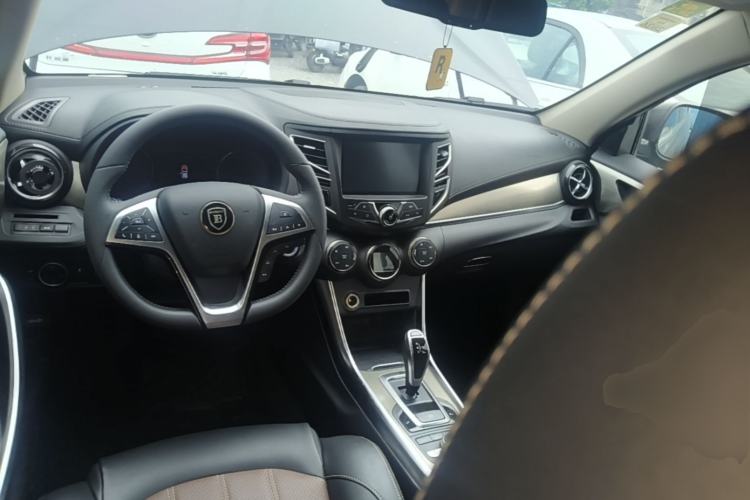 Used BYD Song New Energy 2017 Song DM 1.5TID All-Wheel Drive Luxury Model Center Console