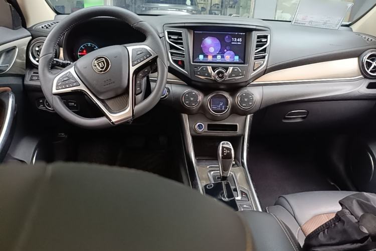Used BYD Song New Energy 2017 Song DM 1.5TID All-Wheel Drive Luxury Model Center Console