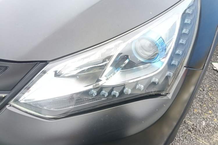 Used BYD Song New Energy 2017 Song DM 1.5TID All-Wheel Drive Luxury Model Left Front Headlight