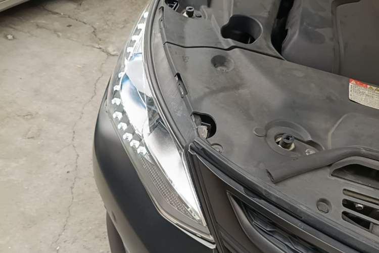 Used BYD Song New Energy 2017 Song DM 1.5TID All-Wheel Drive Luxury Model Right Front Headlight