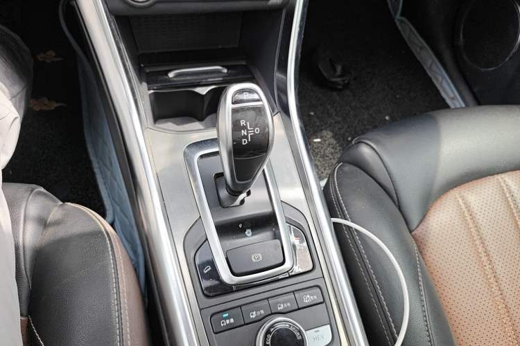 Used BYD Song New Energy 2017 Song DM 1.5TID All-Wheel Drive Prestige Model Gear Lever