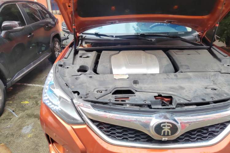 Used BYD Song New Energy 2017 Song DM 1.5TID All-Wheel Drive Luxury Model Engine Bay Right