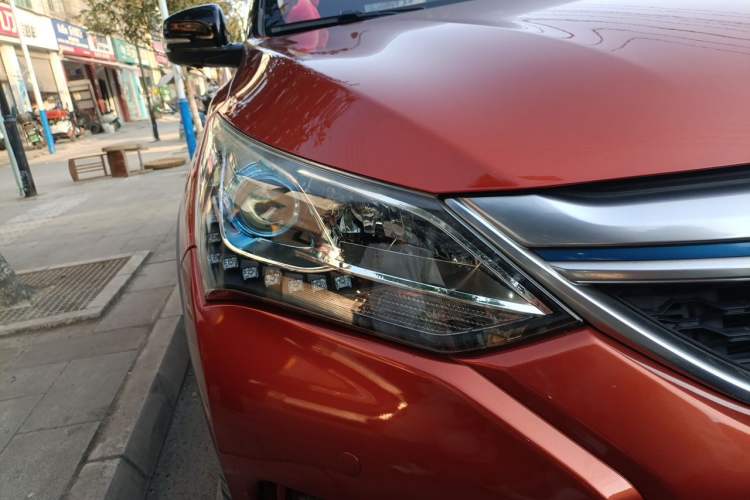 Used BYD Song New Energy 2017 Song DM 1.5TID All-Wheel Drive Luxury Model Right Front Headlight