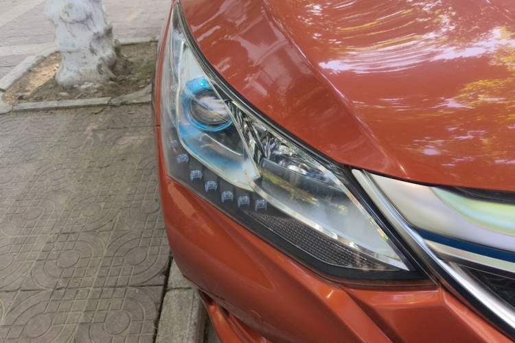 Used BYD Song New Energy 2017 Song DM 1.5TID All-Wheel Drive Luxury Model Right Front Headlight