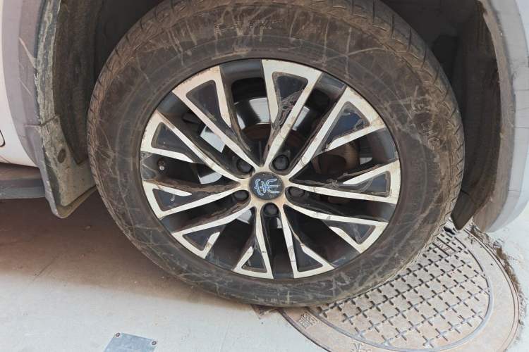 Used BYD Song New Energy 2017 Song DM 1.5TID All-Wheel Drive Luxury Model Right Front Wheel Hub