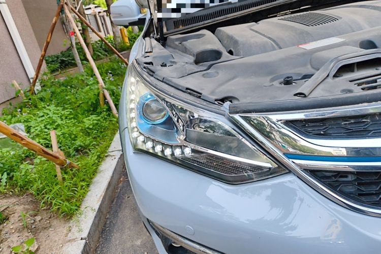 Used BYD Song New Energy 2017 Song DM 1.5TID All-Wheel Drive Luxury Model Right Front Headlight