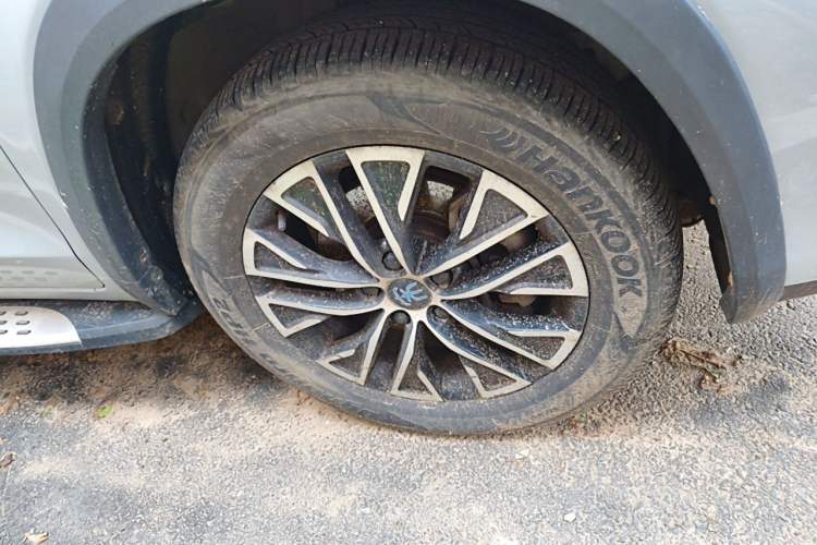 Used BYD Song New Energy 2017 Song DM 1.5TID All-Wheel Drive Luxury Model Right Front Wheel Hub