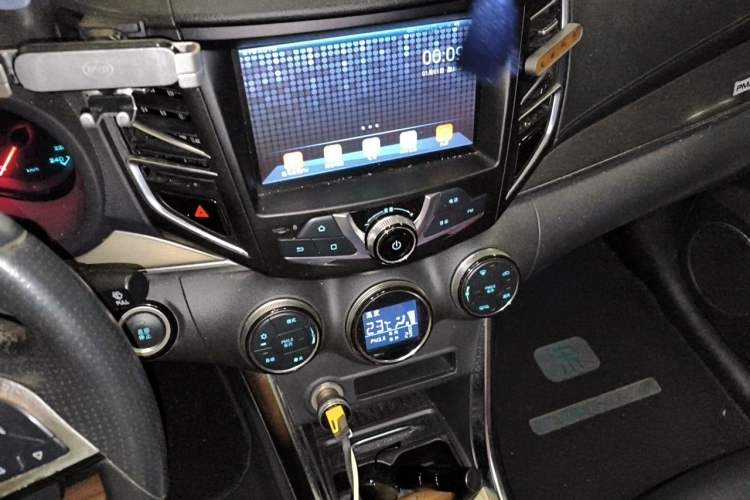 Used BYD Song New Energy 2017 Song DM 1.5TID All-Wheel Drive Prestige Model Audio And AC Panel