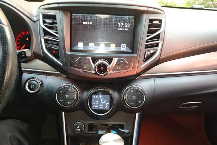 Used BYD Song New Energy 2017 Song DM 1.5TID All-Wheel Drive Prestige Model Audio And AC Panel