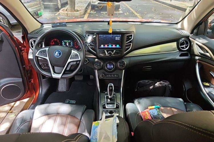 Used BYD Song New Energy 2017 Song DM 1.5TID All-Wheel Drive Luxury Model Center Console