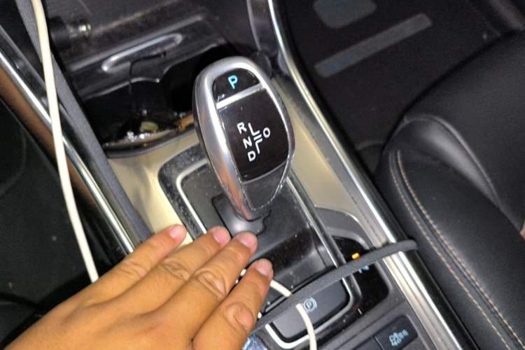 Used BYD Song New Energy 2017 Song DM 1.5TID All-Wheel Drive Prestige Model Gear Lever