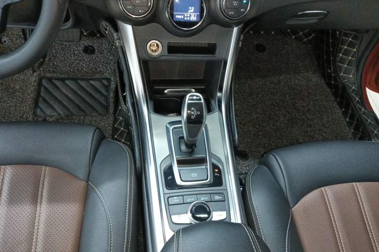 Used BYD Song New Energy 2017 Song DM 1.5TID All-Wheel Drive Luxury Model Gear Lever