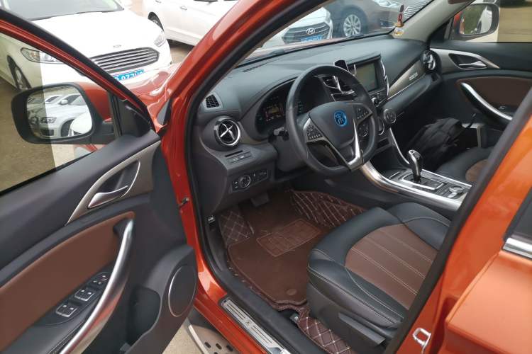 Used BYD Song New Energy 2017 Song DM 1.5TID All-Wheel Drive Luxury Model Interior 3