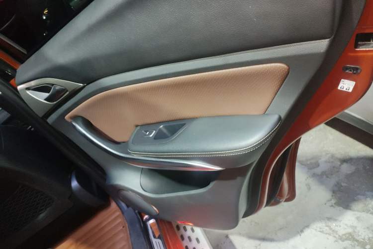 Used BYD Song New Energy 2017 Song DM 1.5TID All-Wheel Drive Luxury Model Interior 6