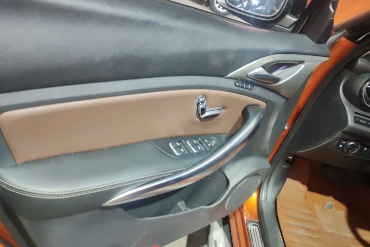 Used BYD Song New Energy 2017 Song DM 1.5TID All-Wheel Drive Luxury Model Interior 7