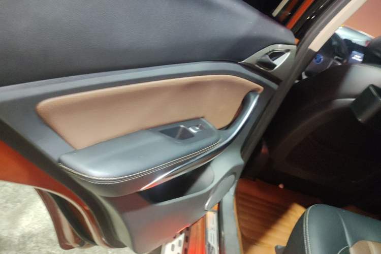 Used BYD Song New Energy 2017 Song DM 1.5TID All-Wheel Drive Luxury Model Interior 8