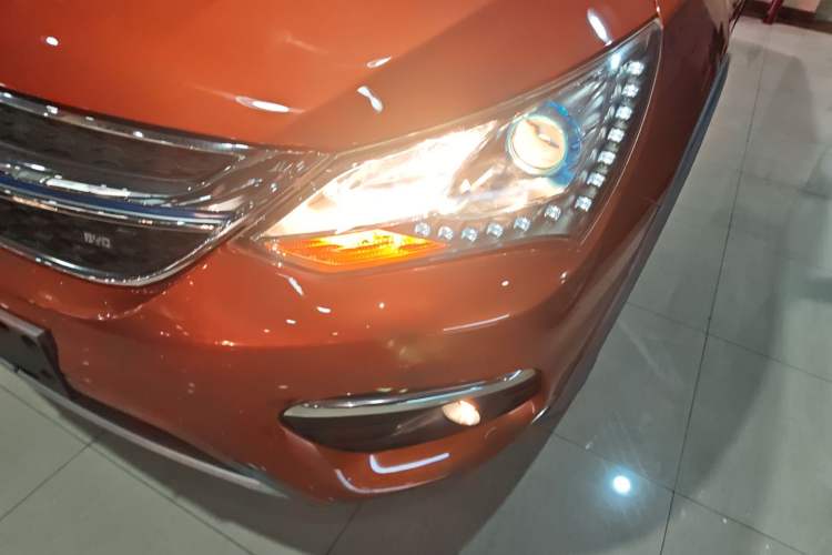 Used BYD Song New Energy 2017 Song DM 1.5TID All-Wheel Drive Luxury Model Left Front Headlight