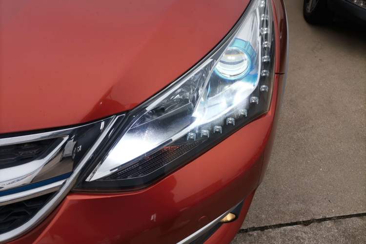 Used BYD Song New Energy 2017 Song DM 1.5TID All-Wheel Drive Luxury Model Left Front Headlight