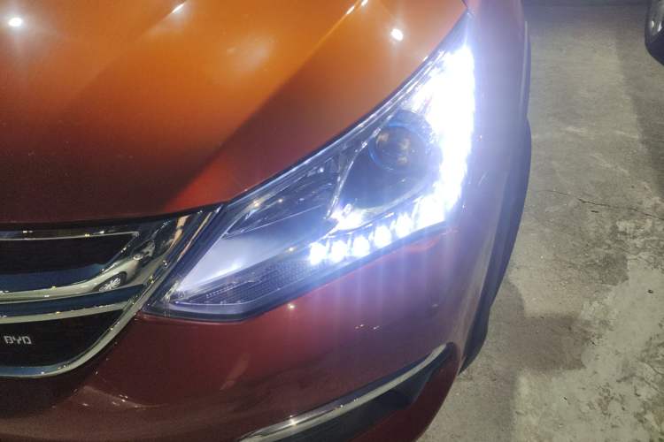 Used BYD Song New Energy 2017 Song DM 1.5TID All-Wheel Drive Luxury Model Left Front Headlight