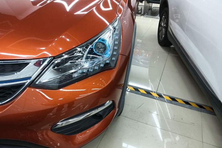 Used BYD Song New Energy 2017 Song DM 1.5TID All-Wheel Drive Luxury Model Left Front Headlight