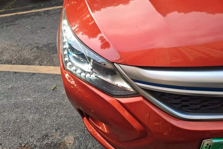 Used BYD Song New Energy 2017 Song DM 1.5TID All-Wheel Drive Prestige Model Right Front Headlight
