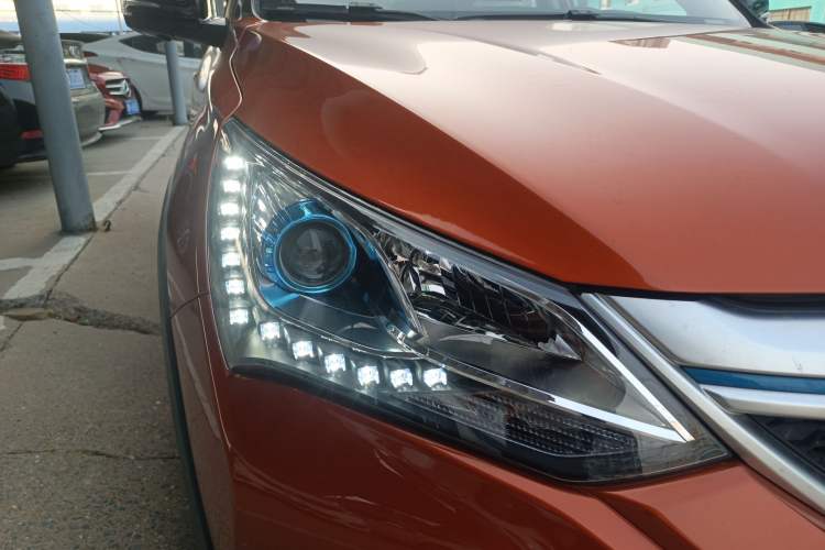 Used BYD Song New Energy 2017 Song DM 1.5TID All-Wheel Drive Luxury Model Right Front Headlight