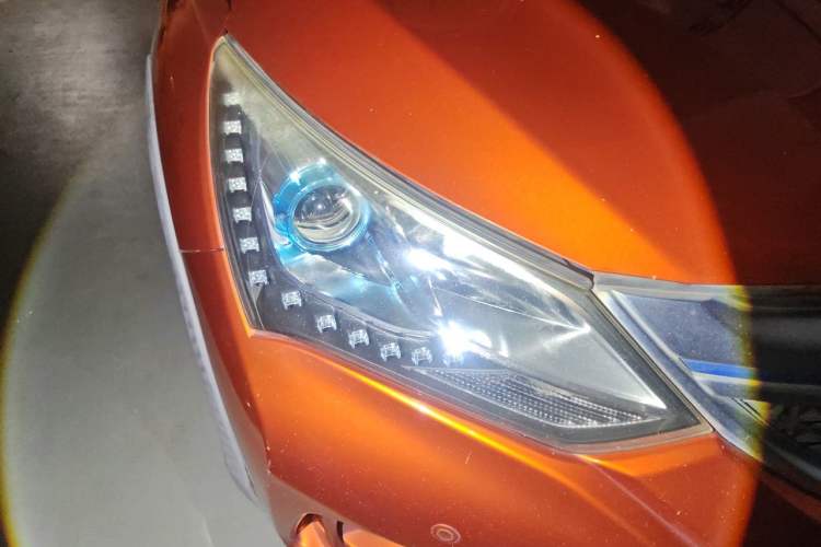 Used BYD Song New Energy 2017 Song DM 1.5TID All-Wheel Drive Prestige Model Right Front Headlight