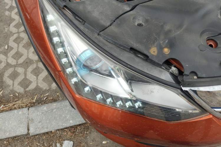 Used BYD Song New Energy 2017 Song DM 1.5TID All-Wheel Drive Luxury Model Right Front Headlight