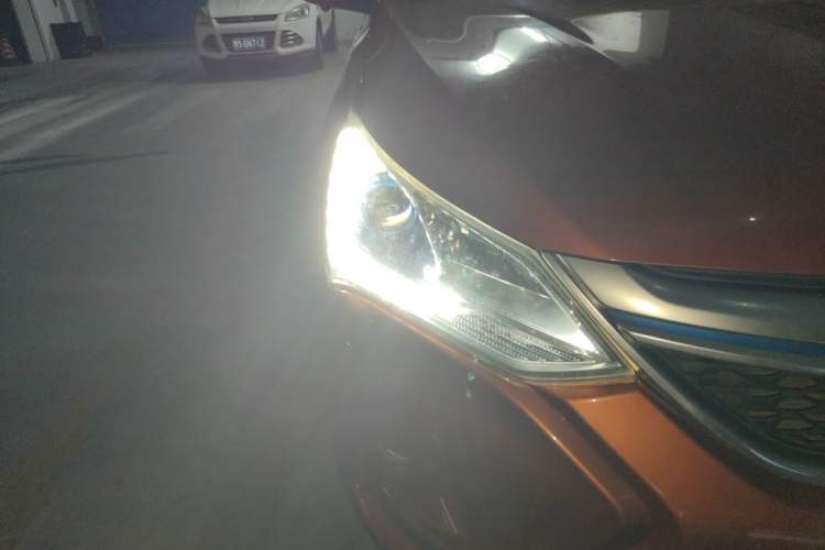 Used BYD Song New Energy 2017 Song DM 1.5TID All-Wheel Drive Prestige Model Right Front Headlight