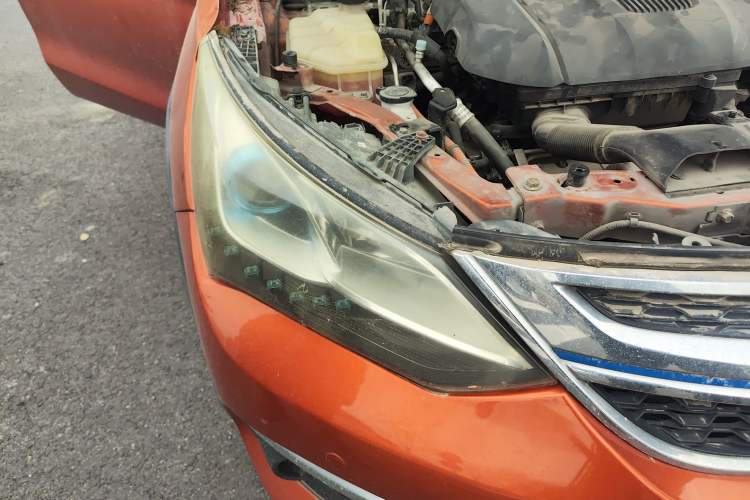 Used BYD Song New Energy 2017 Song DM 1.5TID All-Wheel Drive Luxury Model Right Front Headlight