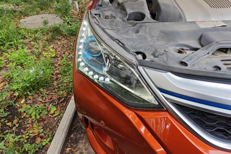 Used BYD Song New Energy 2017 Song DM 1.5TID All-Wheel Drive Luxury Model Right Front Headlight