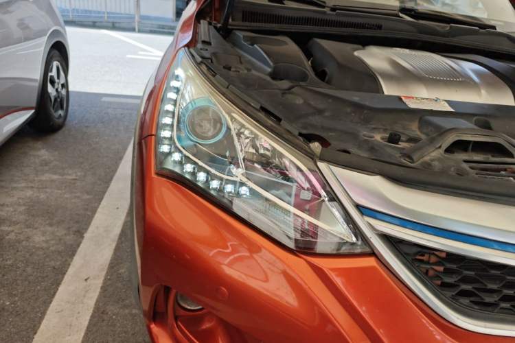 Used BYD Song New Energy 2017 Song DM 1.5TID All-Wheel Drive Luxury Model Right Front Headlight
