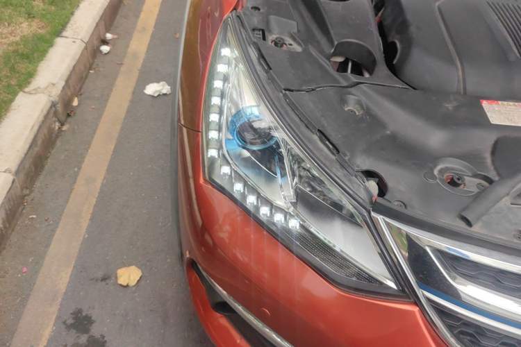 Used BYD Song New Energy 2017 Song DM 1.5TID All-Wheel Drive Luxury Model Right Front Headlight