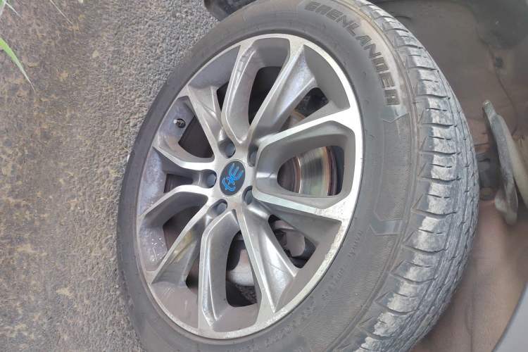 Used BYD Song New Energy 2017 Song EV300 Prestige Model Right Front Wheel Hub