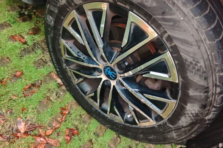 Used BYD Song New Energy 2017 Song DM 1.5TID All-Wheel Drive Luxury Model Right Front Wheel Hub